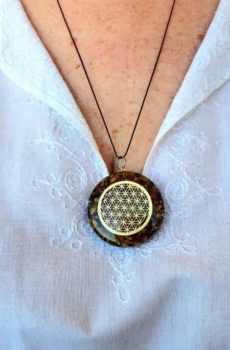 Colgante Ojo de tigre con el símbolo de la Flor de la Vida