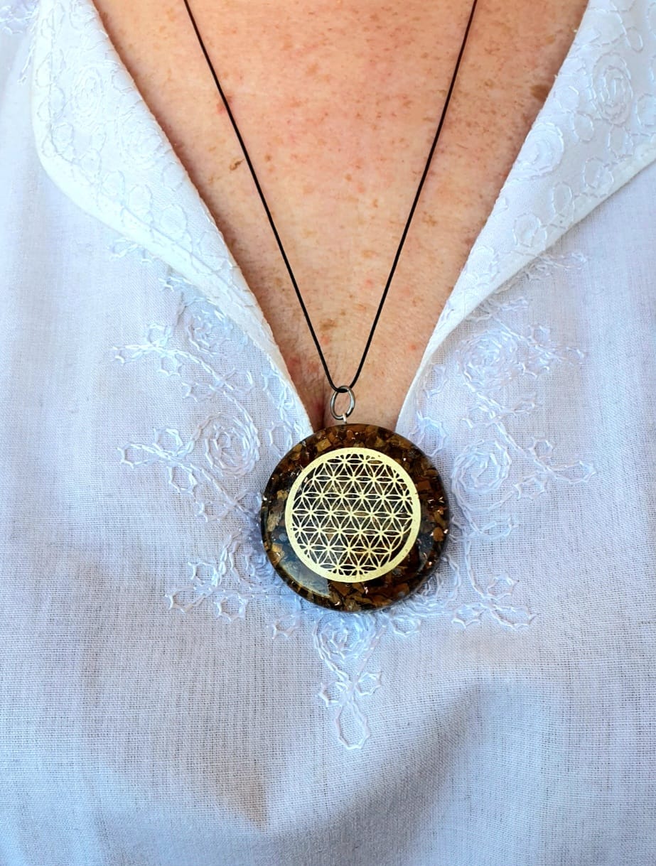 Colgante Ojo de tigre con el símbolo de la Flor de la Vida