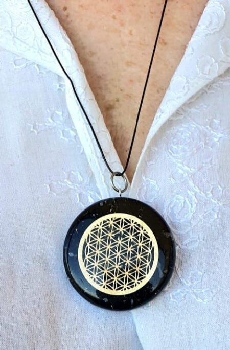 Colgante chip de Shungit con el símbolo de la Flor de la Vida