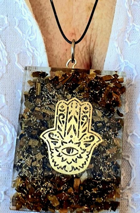 Colgante chip de Ojo de Tigre con el símbolo de Hamsha